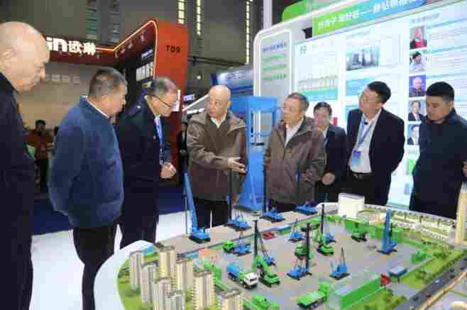 阎晓峰等参观“好房子”建设暨建材创新应用展